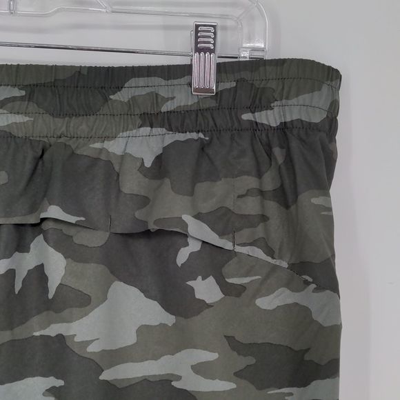 Athleta Women's Printed Mesh Racer Run Short 4" Size 1X Camo Print Stretch - Picture 10 of 13